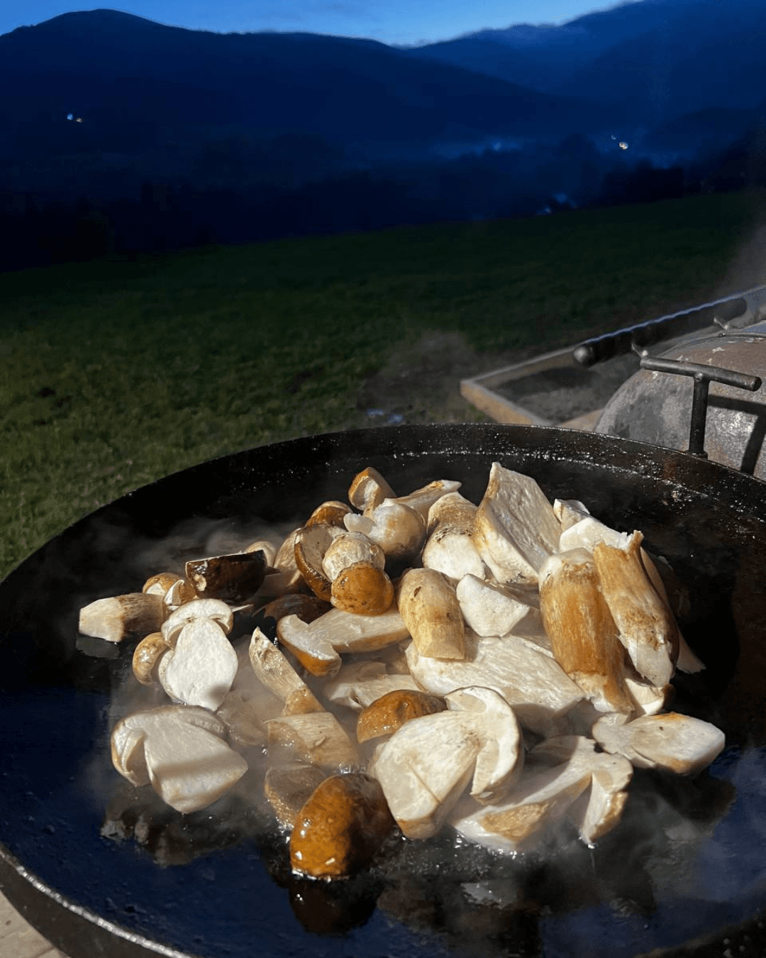 Затишна альтанка біля котеджу в осінньому саду