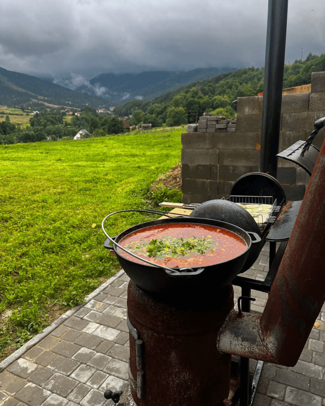 Дерев'яний інтер'єр котеджу, залитий сонячним світлом.