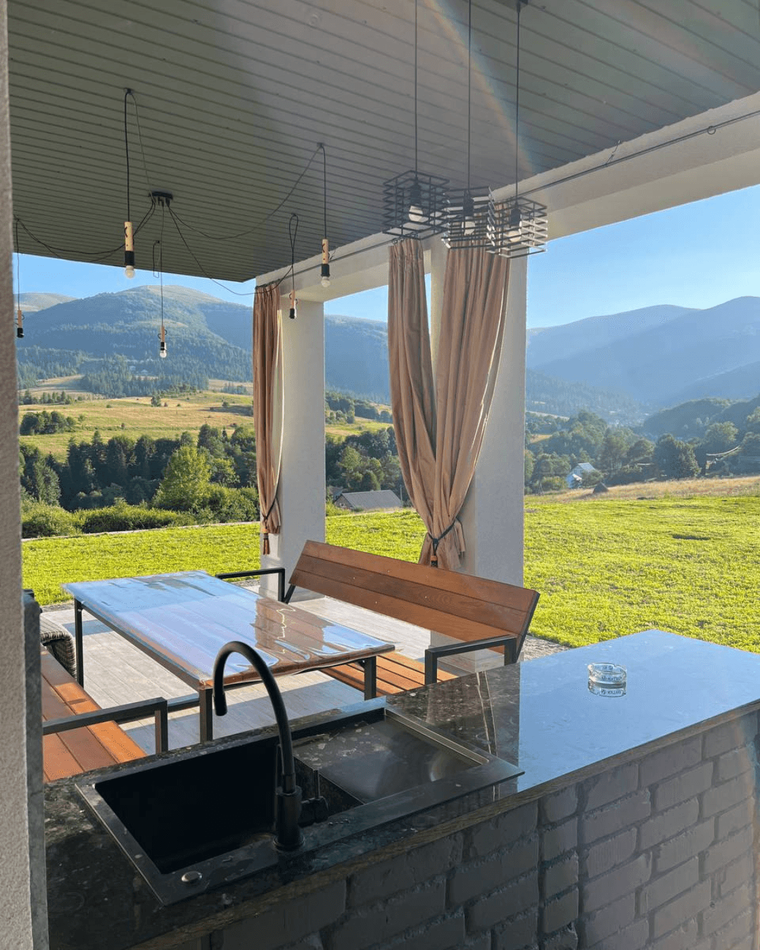 Захід сонця в Карпатах, вид з території котеджу.