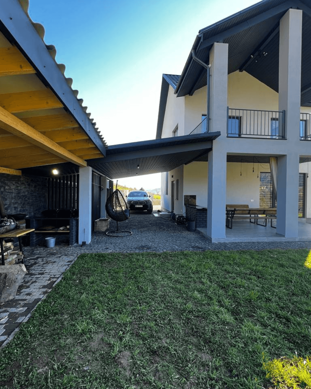 Гори вкриті літнім туманом на світанку.