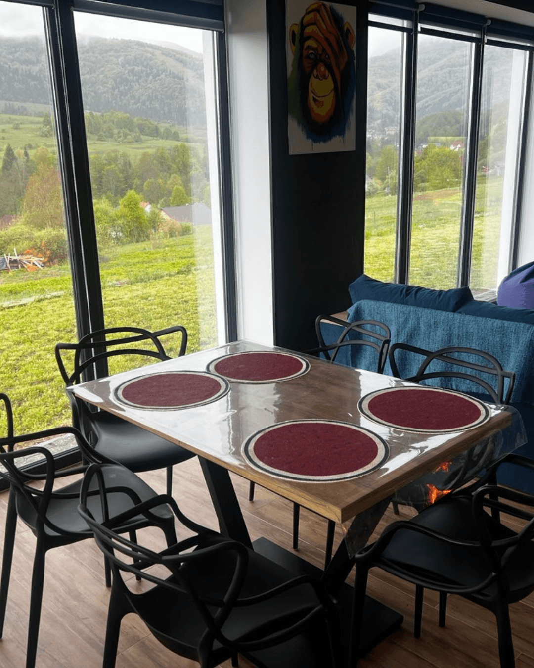 Панорамний вид на Карпати влітку з балкону котеджу.