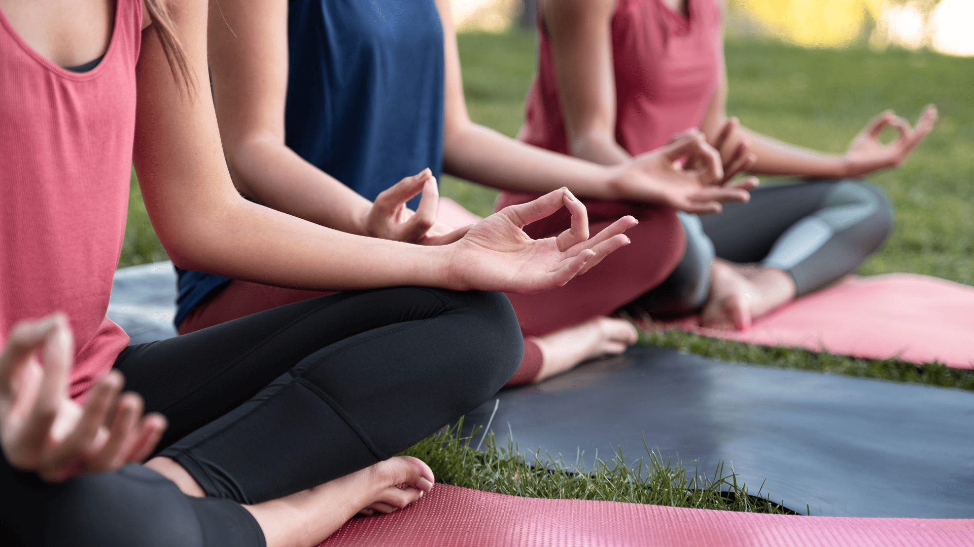 Групова йога на відкритому повітрі в Карпатах