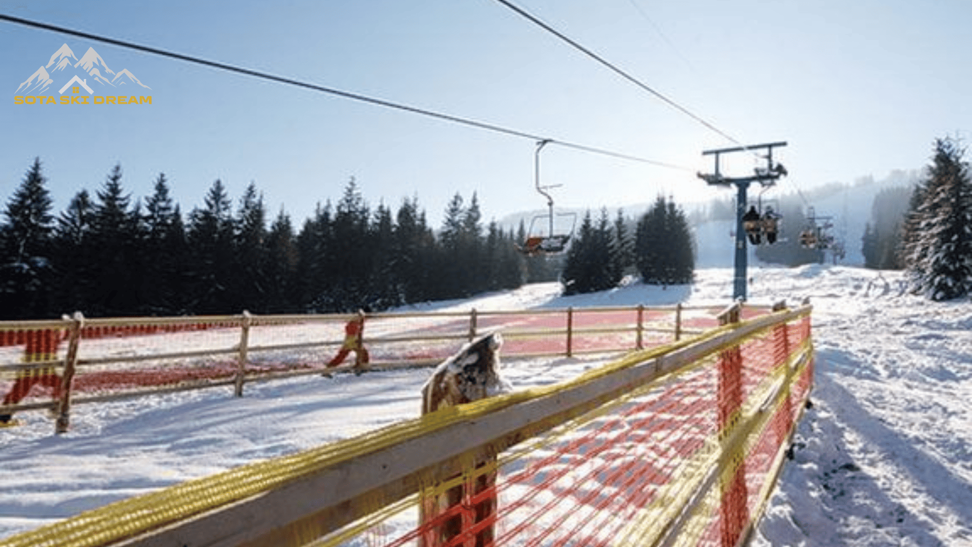 Сноубордист спускається по гірськолижному схилу в Пилипці