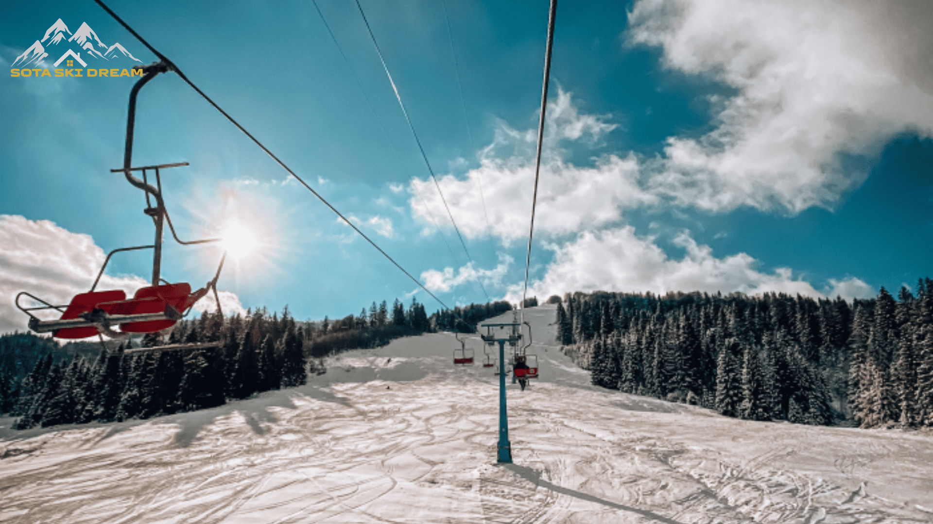 Лижник на засніженому схилі гори Гимба