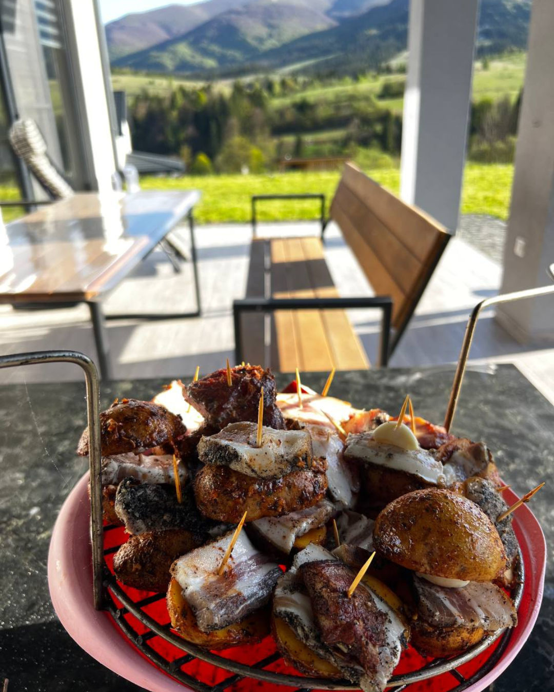 Квітучі луки біля котеджу Sota Ski Dream в Пилипці.