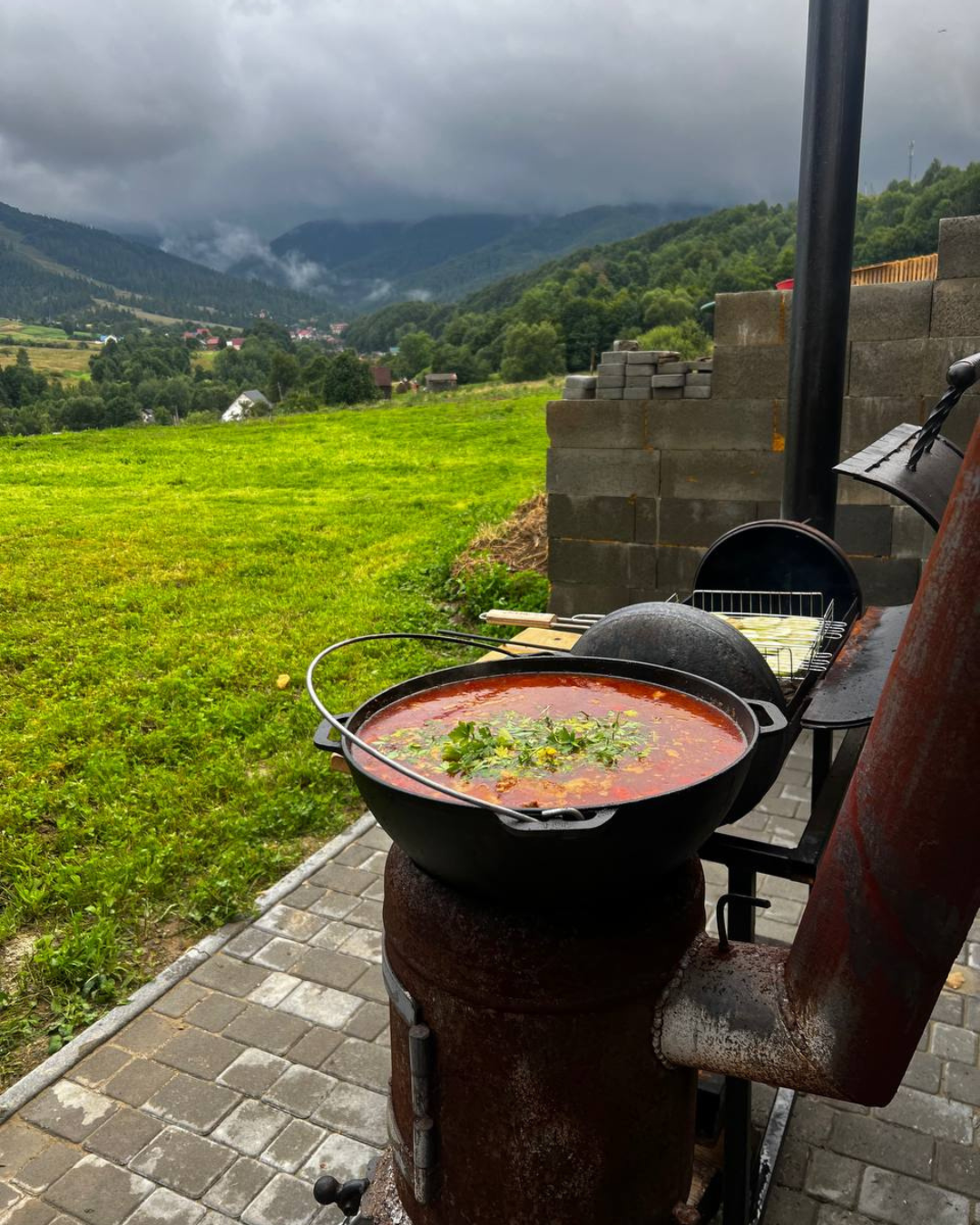 Дерев'яний інтер'єр котеджу, залитий сонячним світлом.