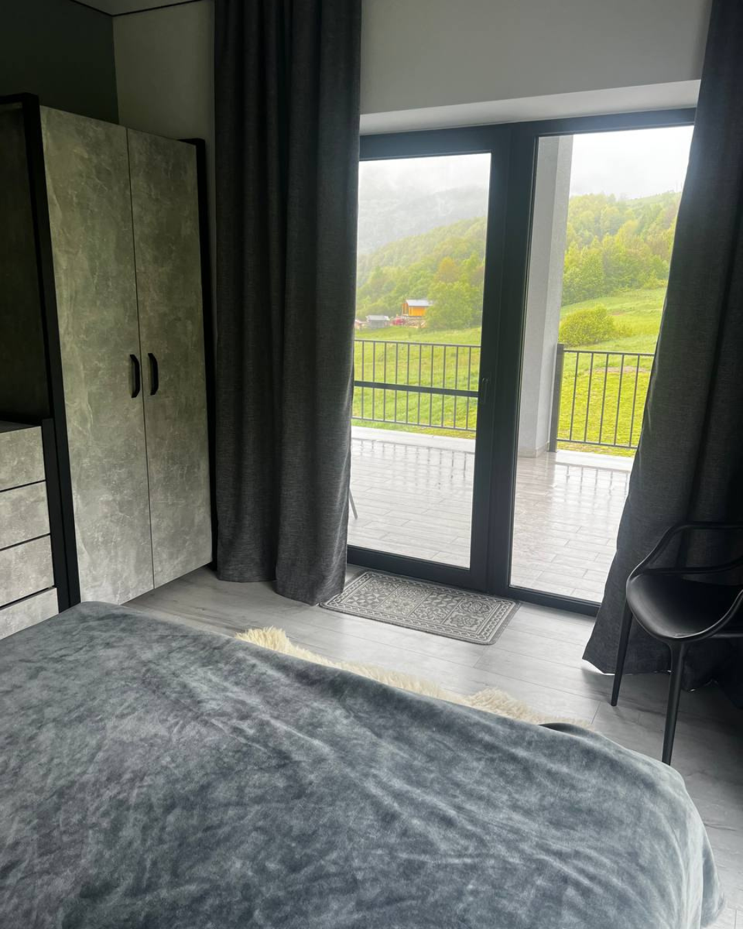 Сонячний день біля котеджу Sota Ski Dream в Карпатах.